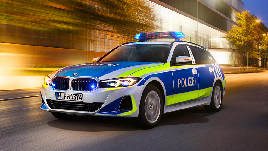 BMW serije 3 Touring, G21, gasilsko vozilo BMW serije 3 Touring, G21, gasilsko vozilo, enotretjinski pogled od spredaj med vožnjo