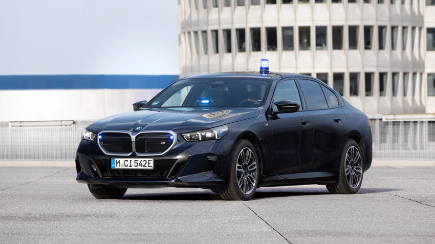 BMW serije 5 Touring, G31, LCI, policijsko vozilo BMW serije 5 Touring, G31, LCI, policijsko vozilo, enotretjinski pogled od spredaj med vožnjo skozi tunel