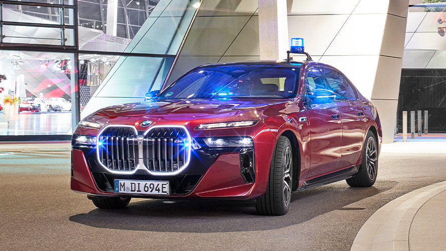 BMW serije 7, G12, uradno spremljevalno vozilo BMW serije 7, G12, uradno spremljevalno vozilo, enotretjinski pogled od spredaj med vožnjo