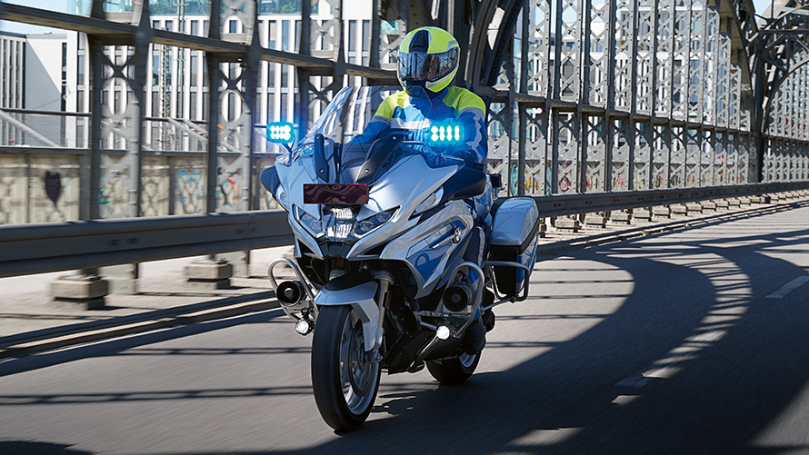 BMW R1250 RT, policijski motocikel BMW R1250 RT, policijski motocikel, pogled od spredaj med vožnjo po mostu