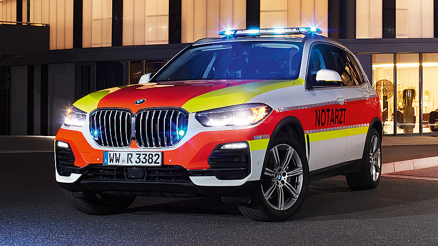 BMW X5, G05, sanitetno vozilo BMW X5, G05, sanitetno vozilo, enotretjinski pogled od spredaj med parkiranjem