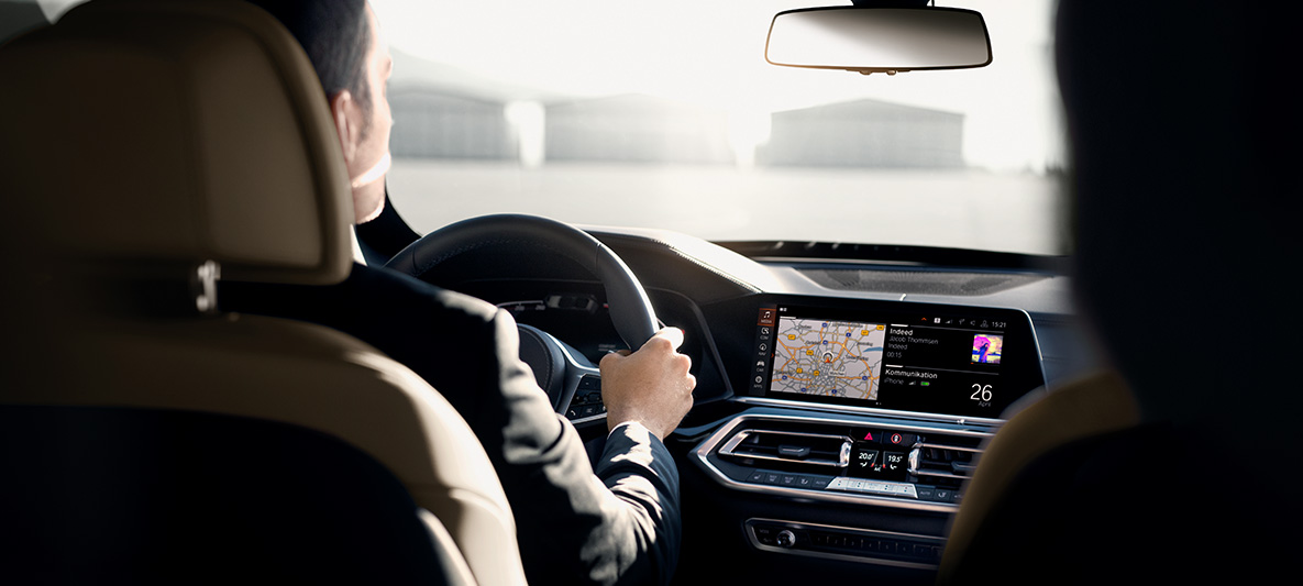 Zaščitna vozila BMW, usposabljanje za varno vožnjo, notranjost Zaščitna vozila BMW, usposabljanje za varno vožnjo, notranjost, moški za volanom BMW