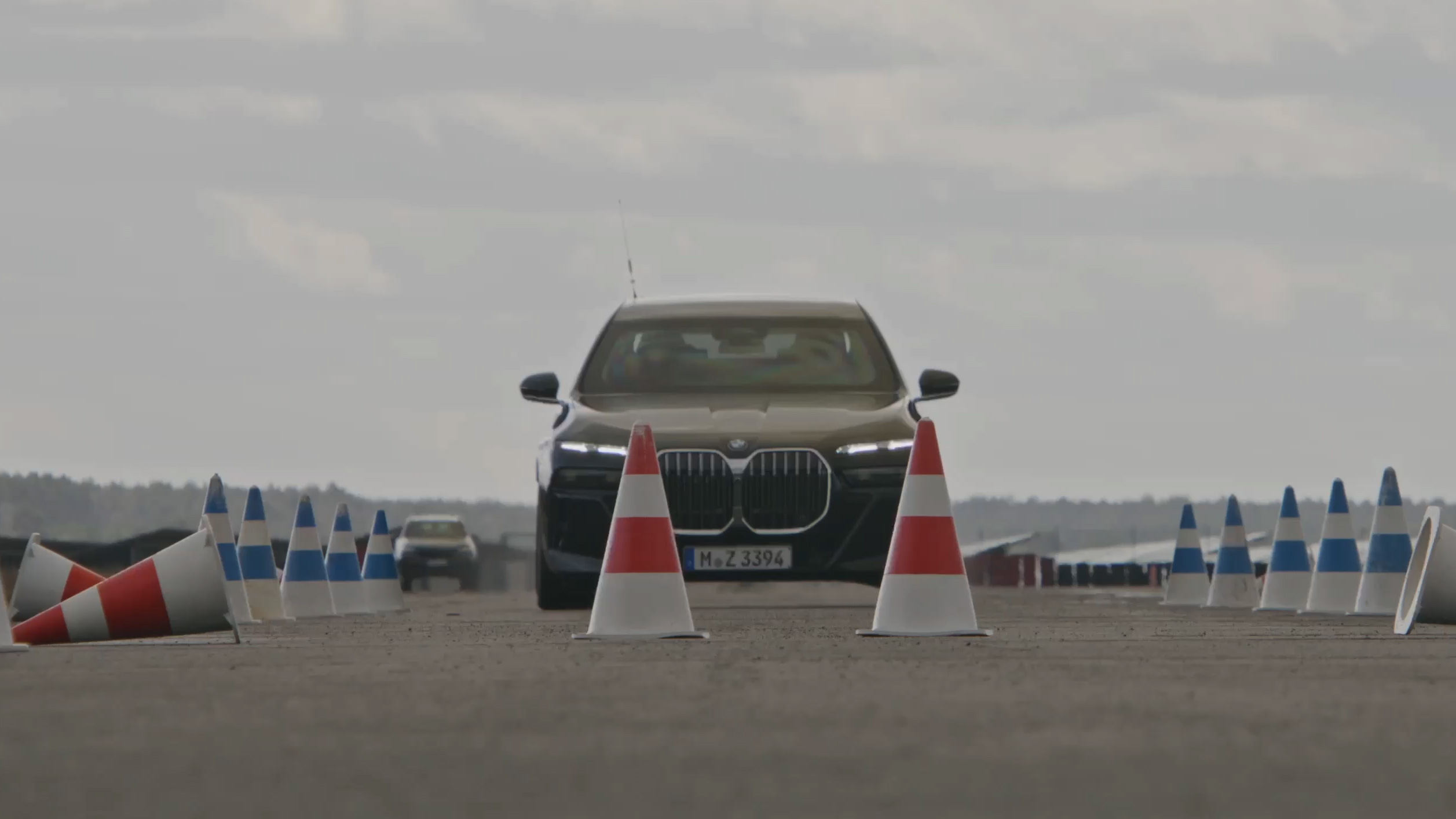 Usposabljanje voznikov za varnostna vozila BMW Usposabljanje za voznike varnostnih vozil BMW, ki vključuje teoretični in praktični del