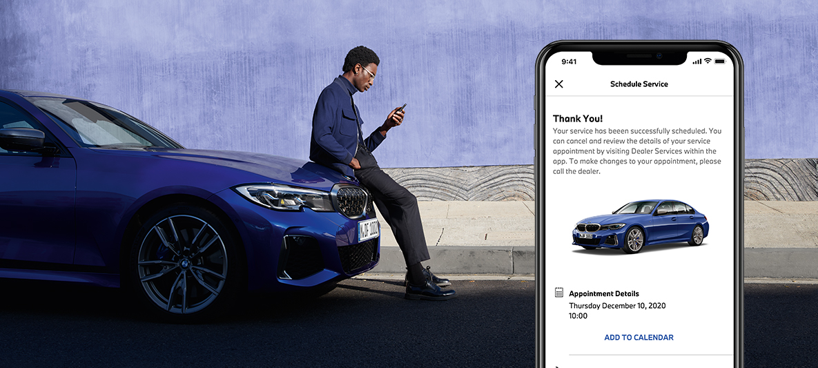 Aplikacija My BMW, upravljaj mojo servisno izkušnjo, moški sedi na pokrovu motorja BMW Aplikacija My BMW, upravljaj mojo servisno izkušnjo, moški sedi na pokrovu motorja BMW