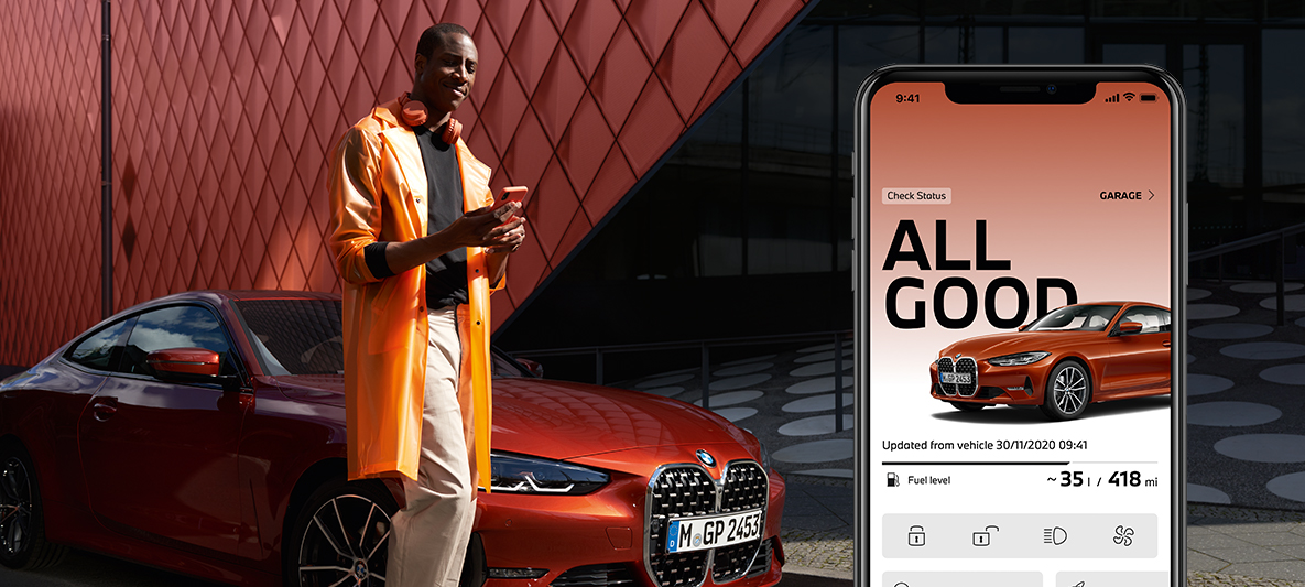 Aplikacija My BMW, upravljaj stanje mojega vozila, moški s pametnim telefonom pred BMW serije 2 Coupé Aplikacija My BMW, upravljaj stanje mojega vozila, moški s pametnim telefonom pred BMW serije 2 Coupé