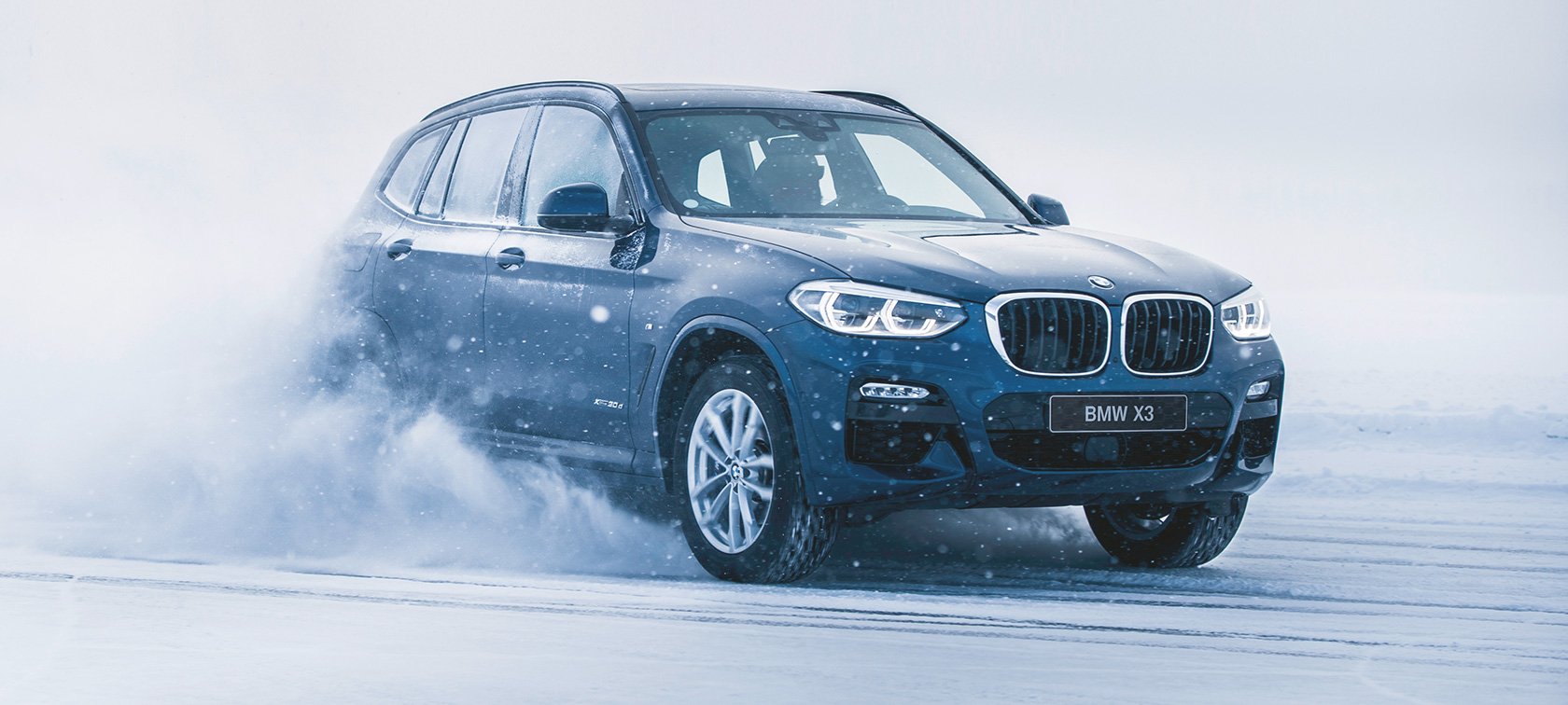 Dodatna oprema BMW za jesen in zimo BMW X3 na snegu, tričetrtinski pogled od spredaj