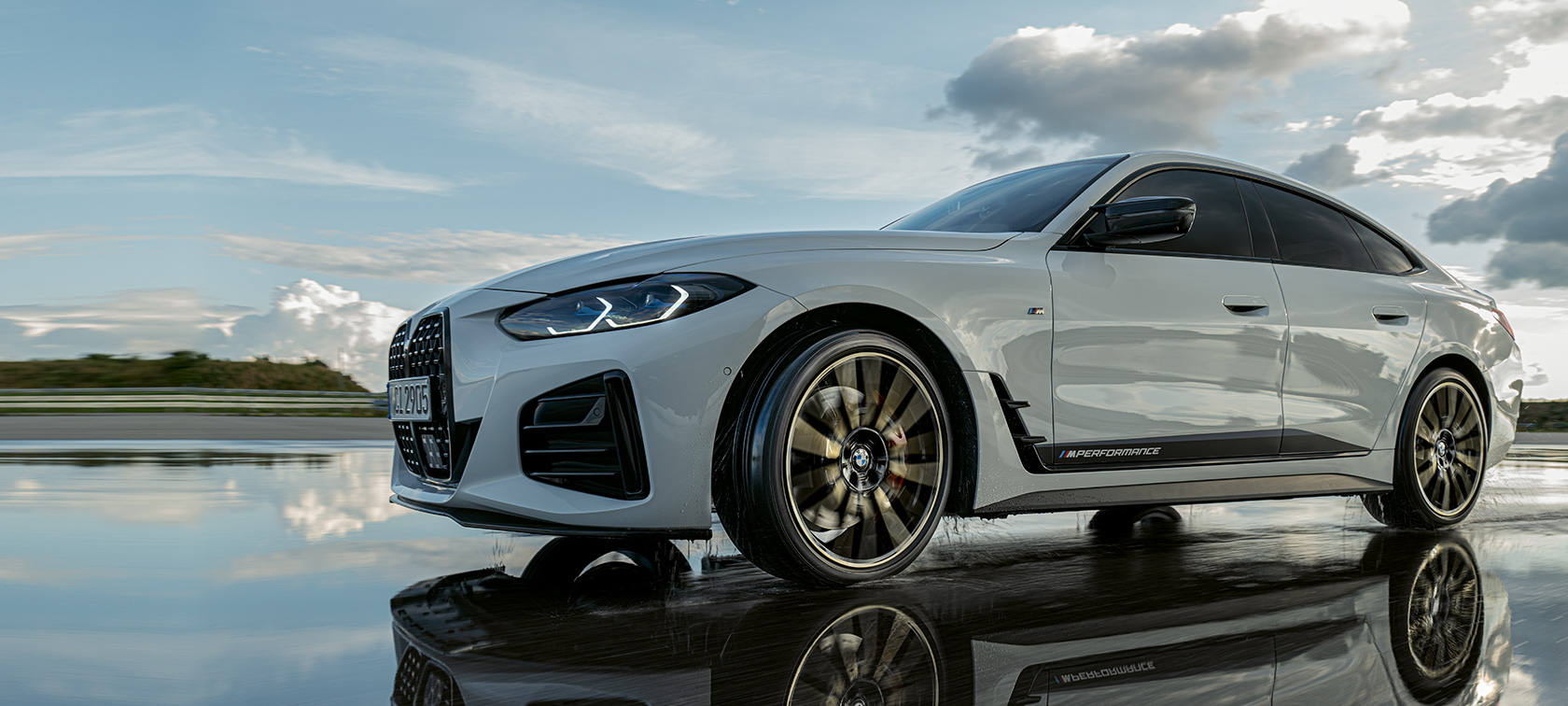 BMW serije 4 Gran Coupé (G26) z deli M Performance Parts med vožnjo po mokri cesti BMW serije 4 Gran Coupé (G26) z deli M Performance Parts med vožnjo po mokri cesti