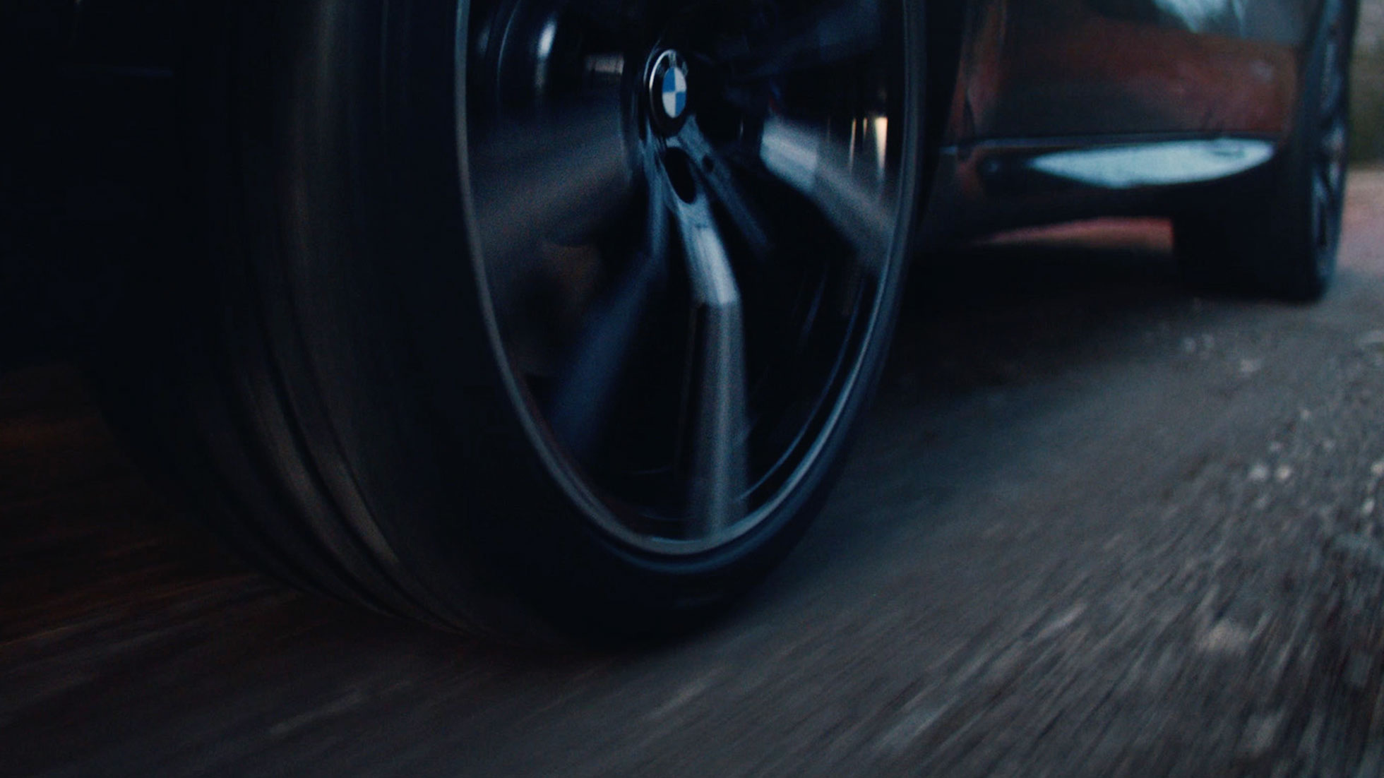 Platišče BMW, ki se vrti, z logotipom BMW Platišče BMW, ki se vrti, z logotipom BMW