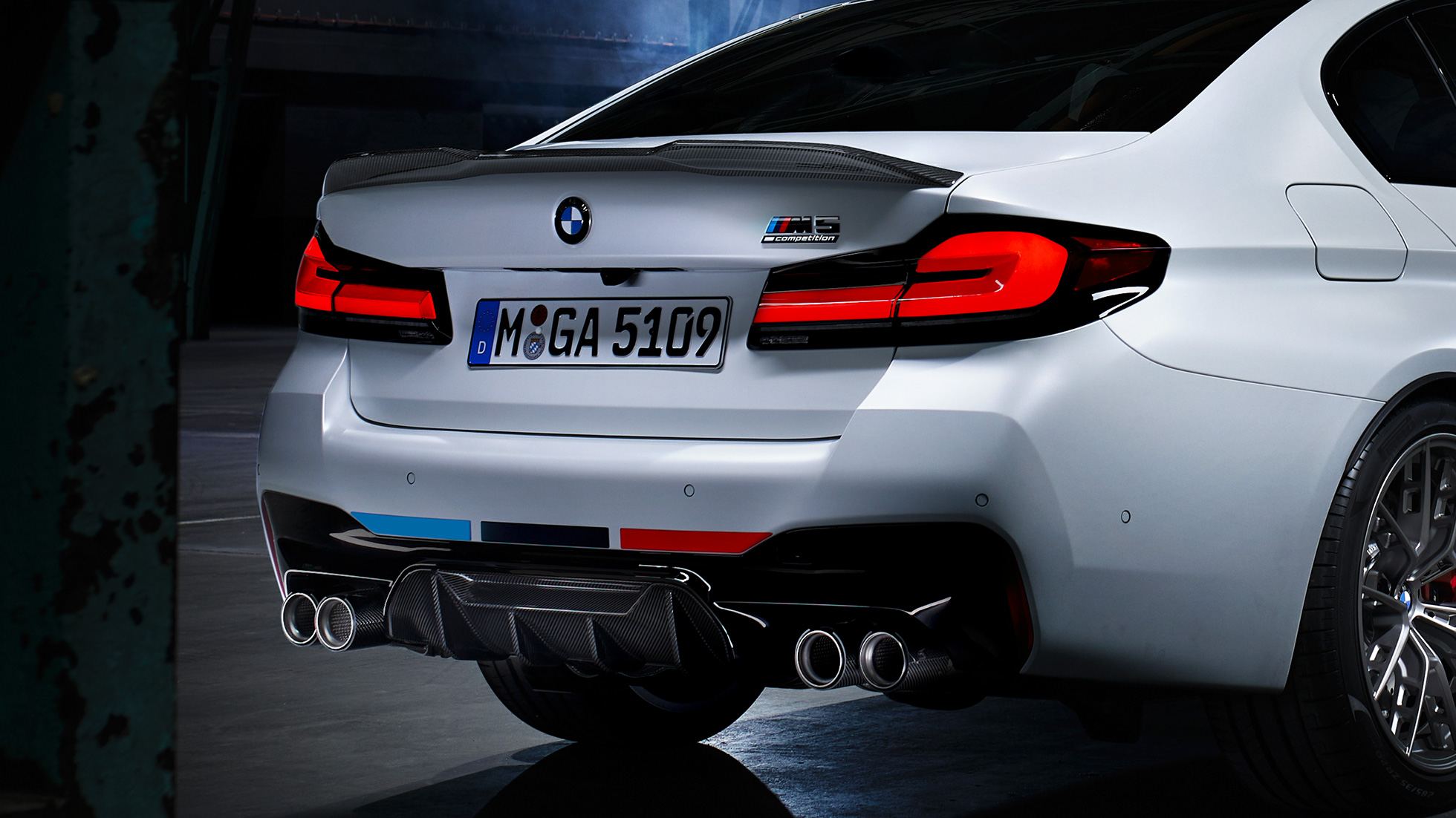 BMW M5, tričetrtinski pogled od zadaj BMW M Performance Parts, BMW M5, tričetrtinski pogled od zadaj