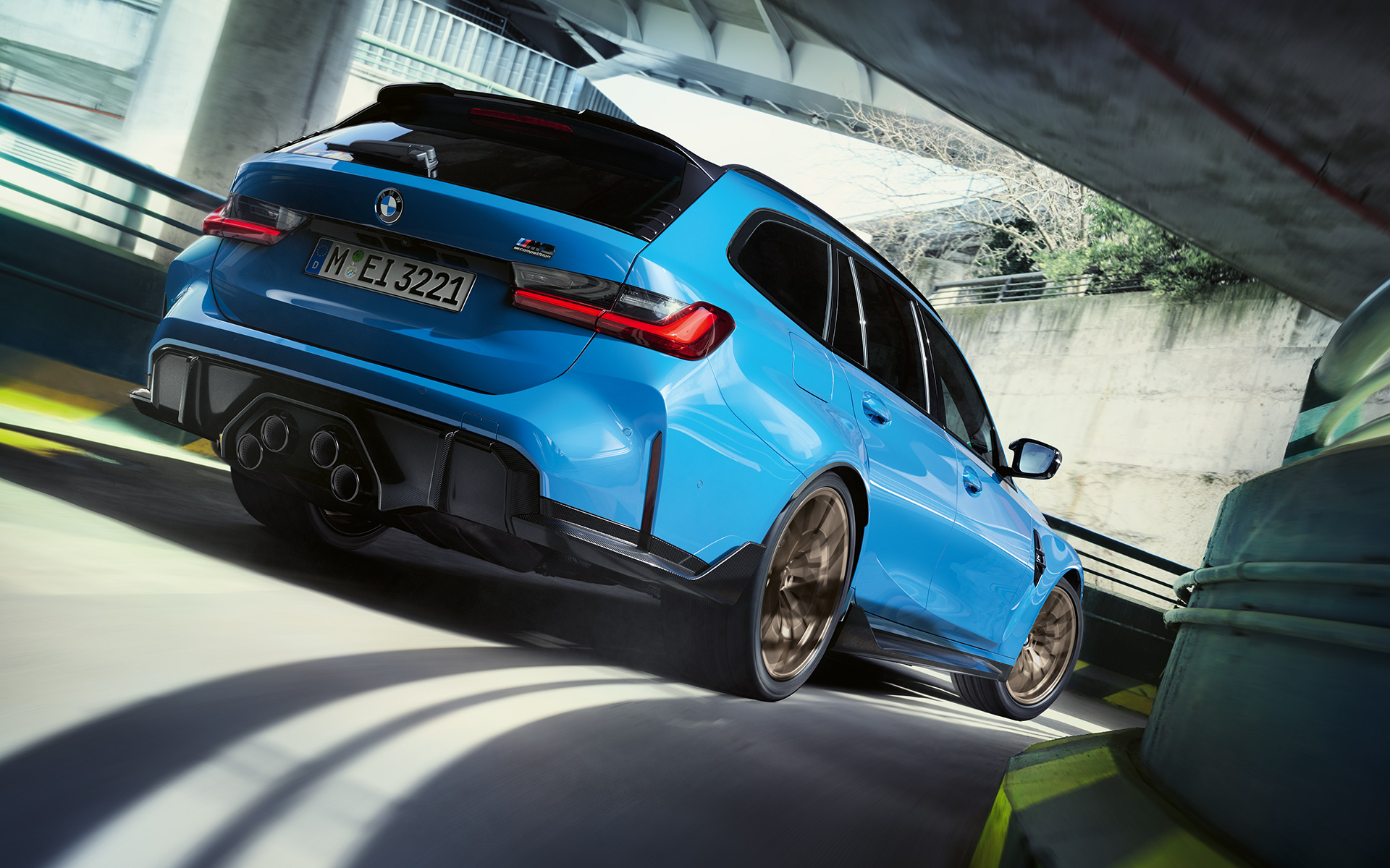 BMW M3 Touring, G81, BMW M Performance deli in dodatna oprema, tričetrtinski pogled od zadaj BMW M3 Touring, G81, BMW M Performance deli in dodatna oprema, tričetrtinski pogled od zadaj med vožnjo