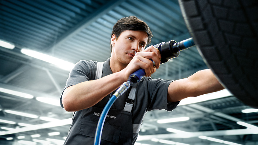 Ponudbe BMW, servis koles Poletne ponudbe BMW, servis koles BMW, serviser popravlja BMW