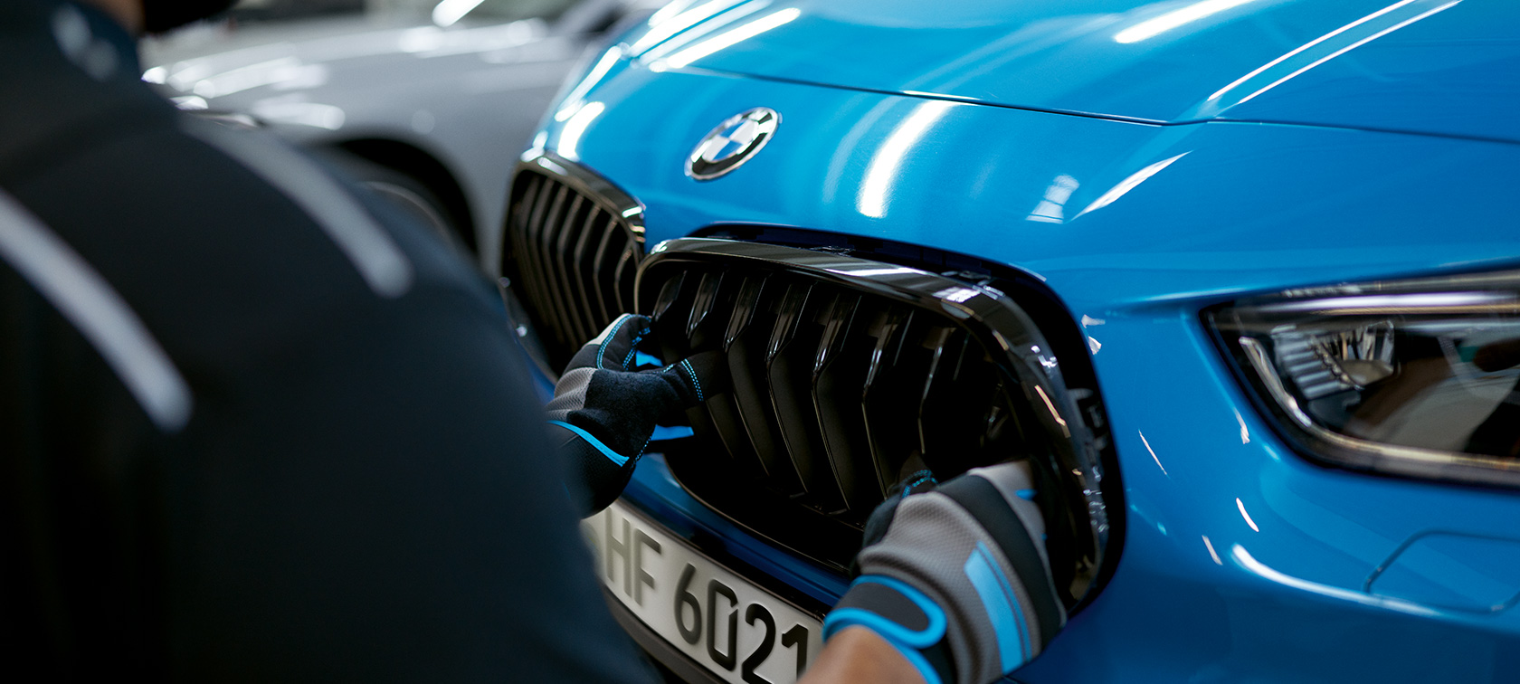 Popravilo in nega BMW, popravila v primeru nezgode BMW Popravilo in nega BMW, popravila v primeru nezgode BMW, pogled od blizu na zamenjavo ledvičke BMW