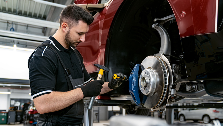 Ponudbe BMW Service Inclusive Plus BMW Service Inclusive Plus, servisni delavec servisira zavore