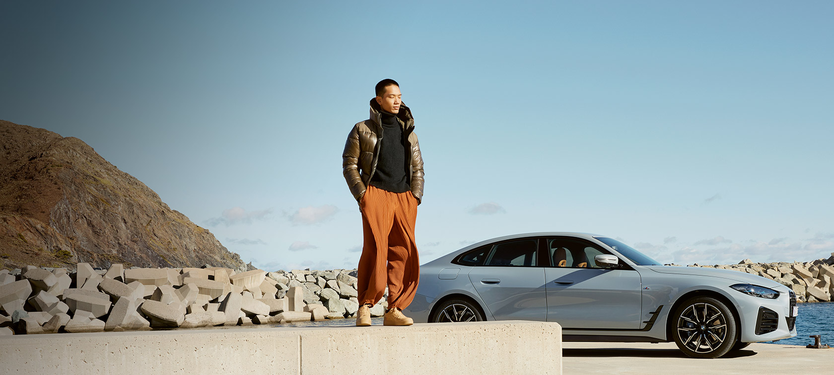 BMW Service Inclusive BMW Service Inclusive, moški pred BMW i4 na obali