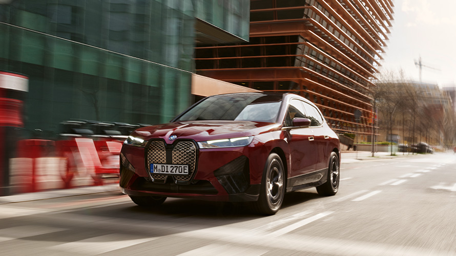 BMW Teleservices, BMW iX, tričetrtinski pogled od spredaj med vožnjo BMW Teleservices, BMW iX, tričetrtinski pogled od spredaj med vožnjo po cesti