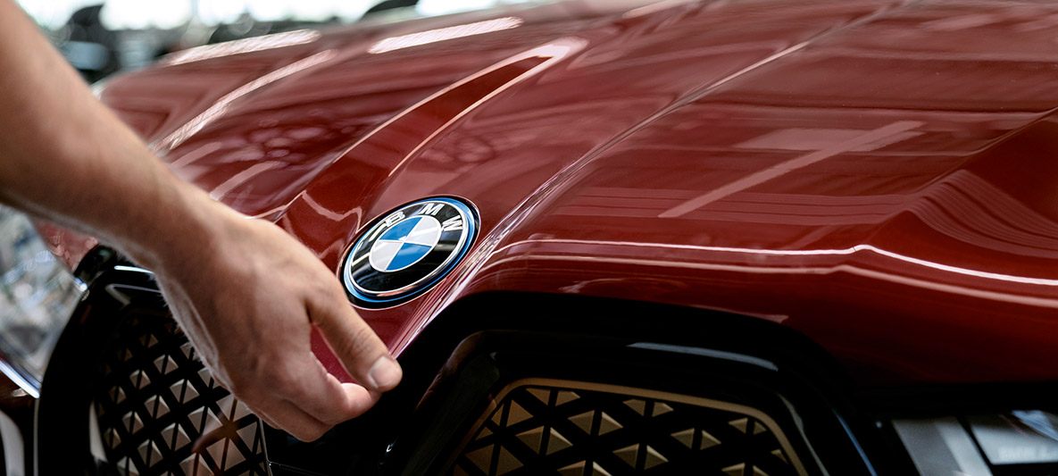 BMW Teleservices, ženska v BMW-ju BMW Teleservices, ženska v kokpitu BMW
