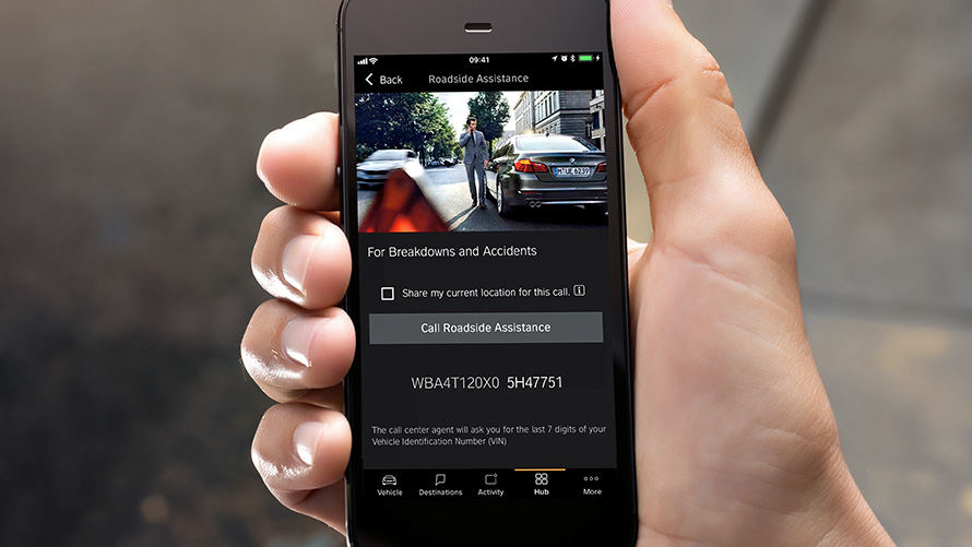 Storitev BMW Road Side Assistance prek aplikacije Connected. Pametni telefon, ki prikazuje storitev BMW za pomoč na cesti (BMW Road Side Assistance) prek aplikacije Connected.