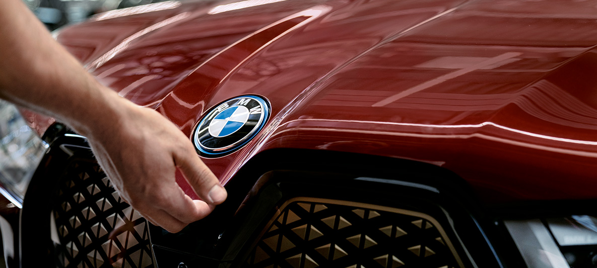 Pregledi in vzdrževanje vozila BMW Pregledi in vzdrževanje vozila BMW, roka na pokrovu motorja BMW