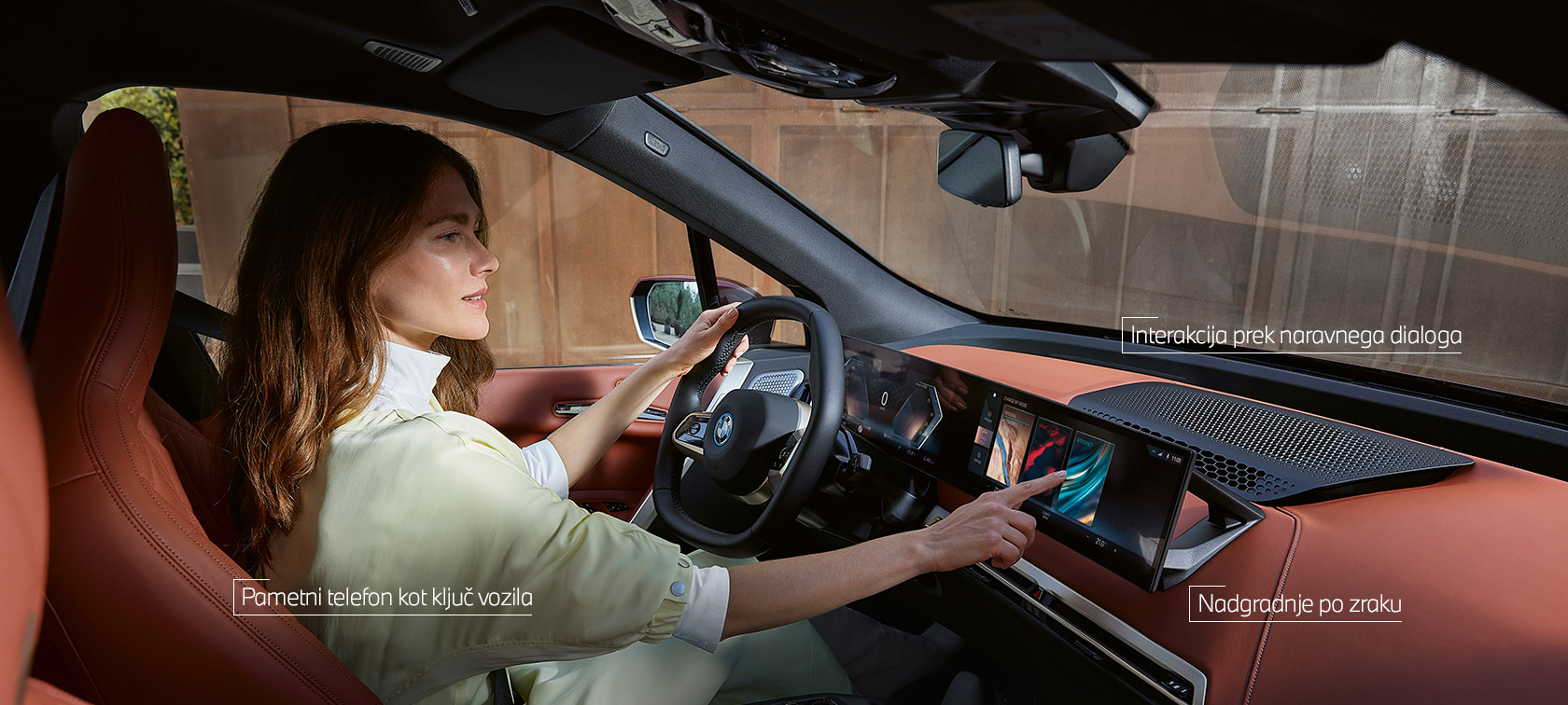 Ženska uporablja MyModes iz BMW iDrive z upravljanjem na dotik Ženska uporablja MyModes iz BMW iDrive z upravljanjem na dotik