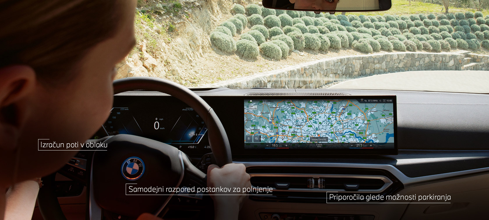 Moški za volanom svojega BMW sledi navigacijskim napotkom iz BMW Maps na nadzornem prikazovalniku Moški za volanom svojega BMW sledi navigacijskim napotkom iz BMW Maps na nadzornem prikazovalniku
