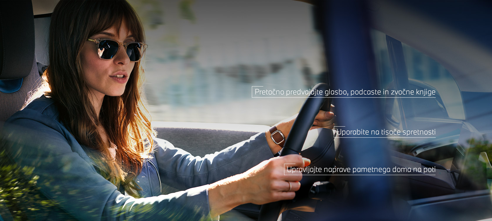 Ženska se med vožnjo v svojem BMW pogovarja z Amazon Alexa Ženska se med vožnjo v svojem BMW pogovarja z Amazon Alexa