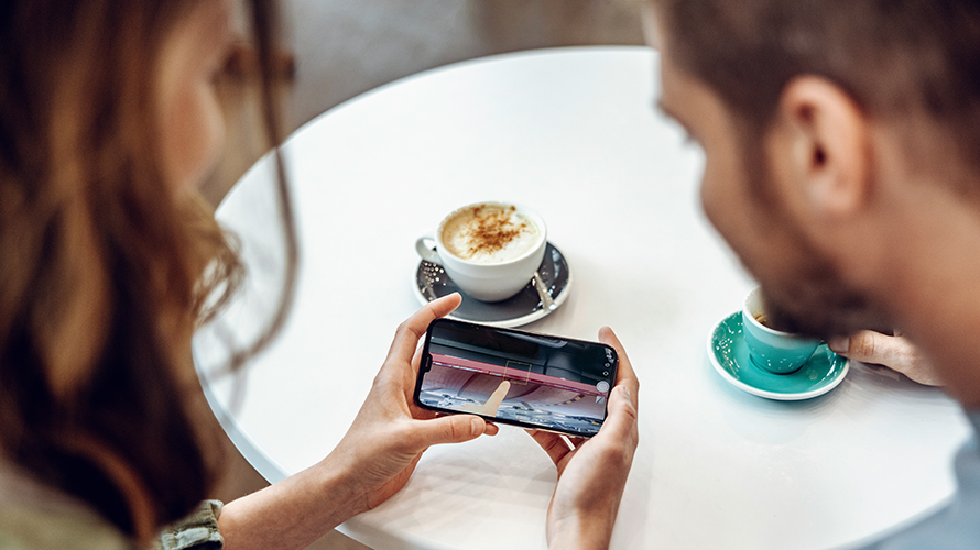 Podrobno gledanje v pametni telefon v video iz servisne delavnice. Deal Smart Video Communication. Podrobno gledanje v pametni telefon v video iz servisne delavnice. Deal Smart Video Communication.