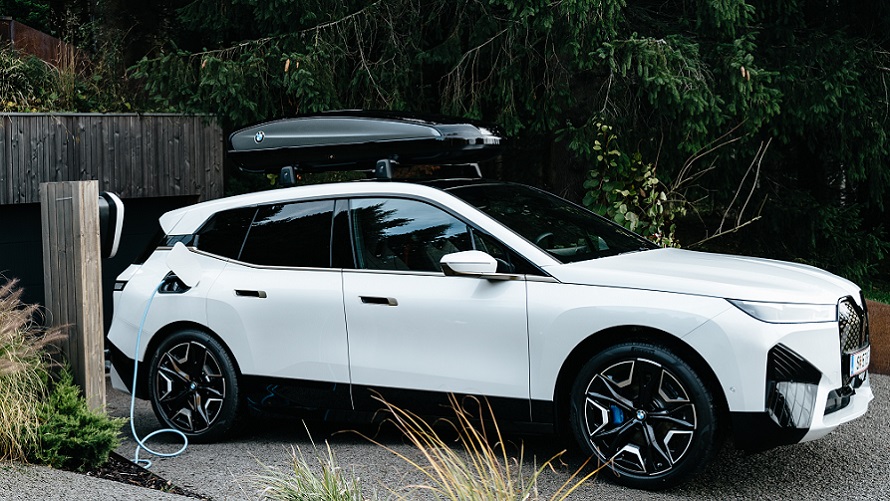BMW Wallbox BMW iX se polni poleg BMW Wallbox.