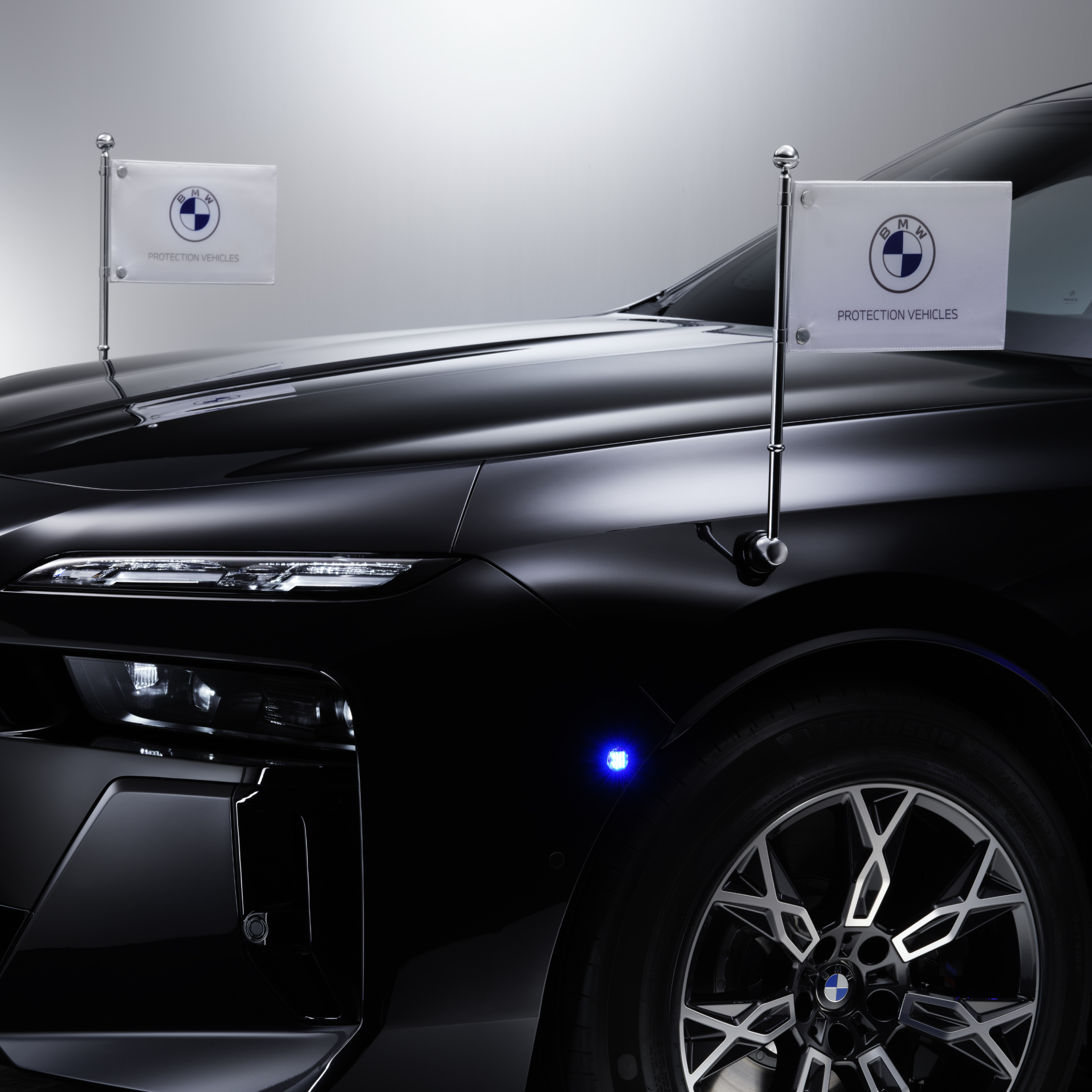 BMW z bližnjim posnetkom dveh držal za zastavice spredaj