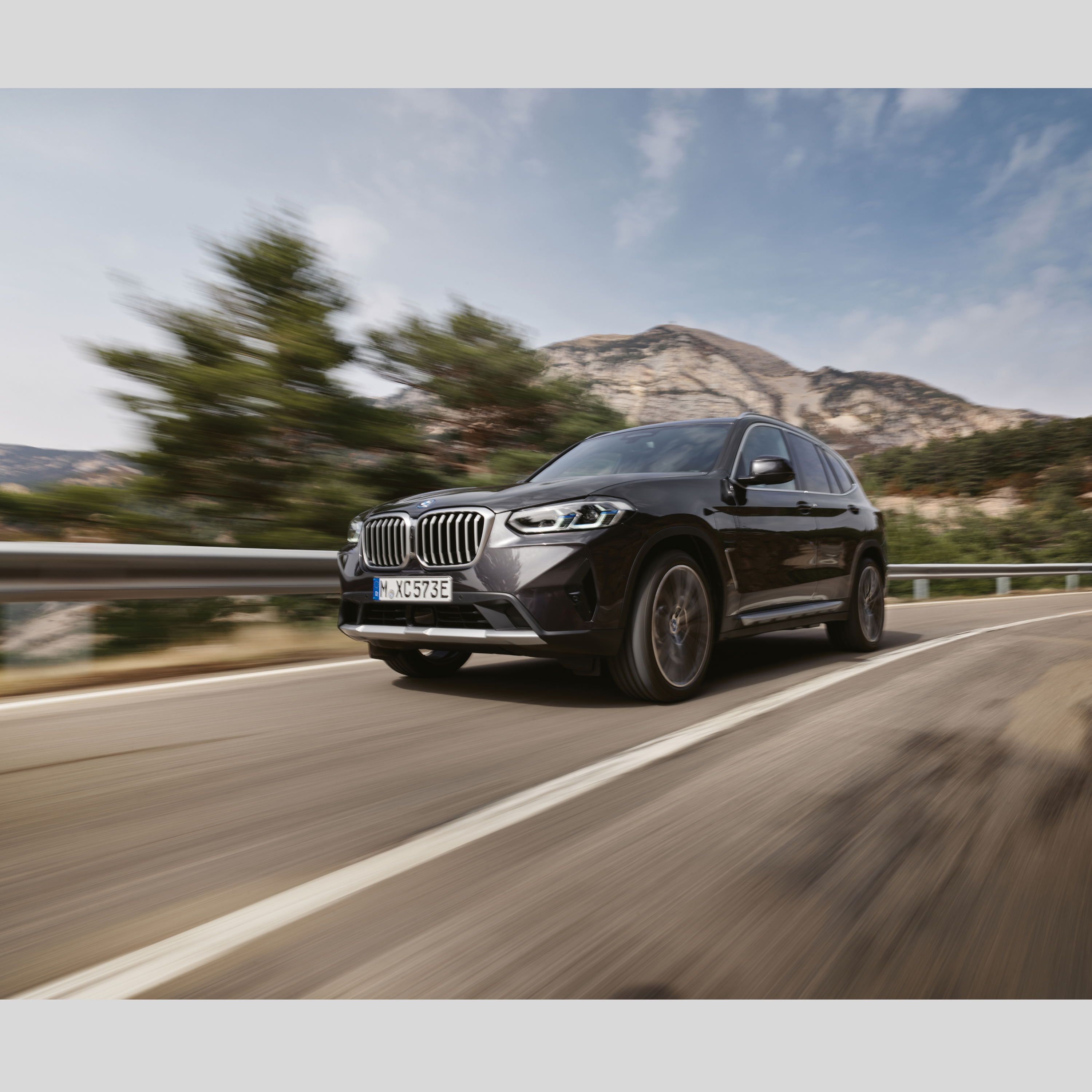 Intervencijsko vozilo BMW vozi po cesti