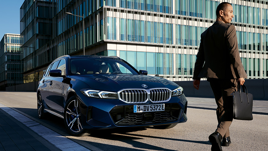 Poslovna prodaja BMW, storitve BMW, financiranje in leasing za poslovne stranke, moški se odpravlja v vozilo BMW