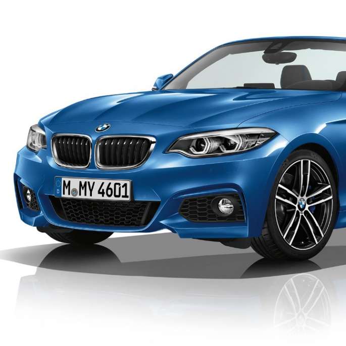 BMW serija 2 Cabrio, model M Sport v polprofilu od spredaj