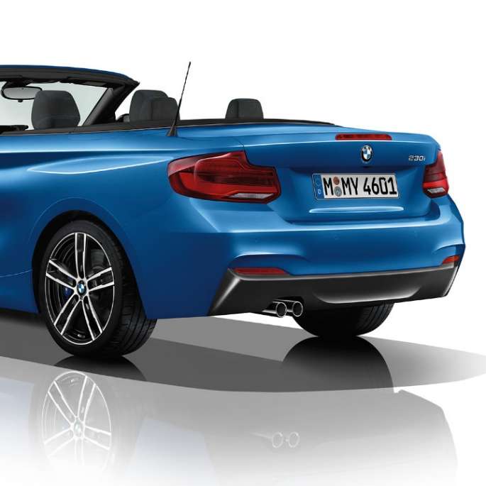 BMW serije 2 Cabrio, model M Sport v polprofilu od zadaj