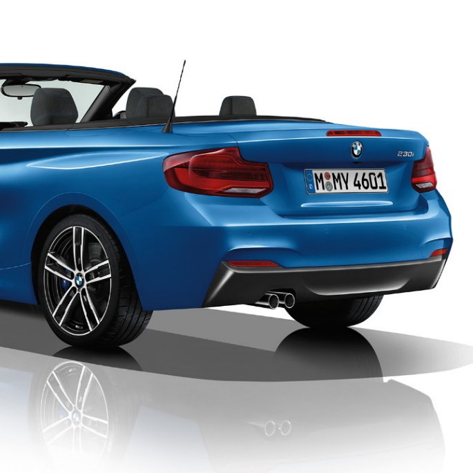BMW serije 2 Cabrio, model M Sport v polprofilu od zadaj BMW serije 2 Cabrio, model M Sport v polprofilu od zadaj