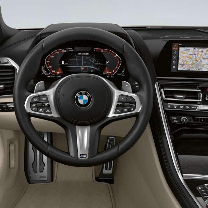 BMW M850i xDrive, v kovinskem odtenku Dravit Grey, kokpit z usnjenim volanom M. BMW M850i xDrive, v kovinskem odtenku Dravit Grey, kokpit z usnjenim volanom M.