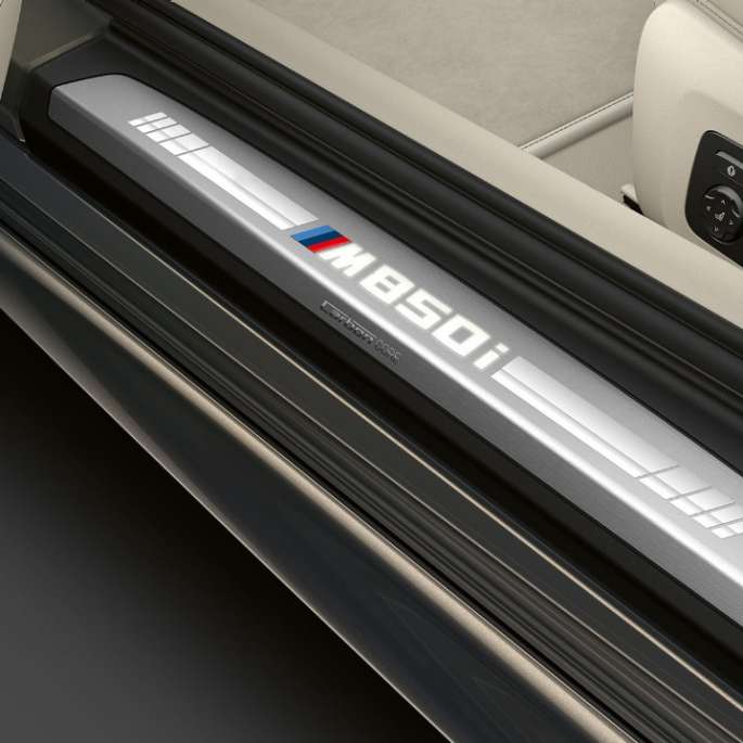 BMW M850i xDrive v kovinskem odtenku Dravit Grey, 20-palčna Y-kraka platišča iz lahke zlitine 728 M. BMW M850i xDrive v kovinskem odtenku Dravit Grey, 20-palčna Y-kraka platišča iz lahke zlitine 728 M.