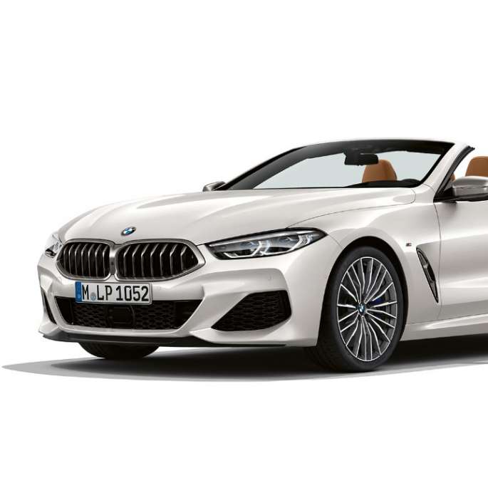 BMW M850i xDrive, mineralno bela kovinska, tričetrtinski pogled od spredaj. BMW M850i xDrive, mineralno bela kovinska, tričetrtinski pogled od spredaj.