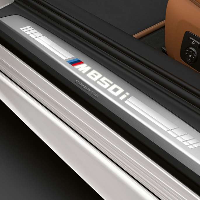 BMW M850i xDrive v kovinskem odtenku Mineral White, vstopne letve. BMW M850i xDrive v kovinskem odtenku Mineral White, vstopne letve.