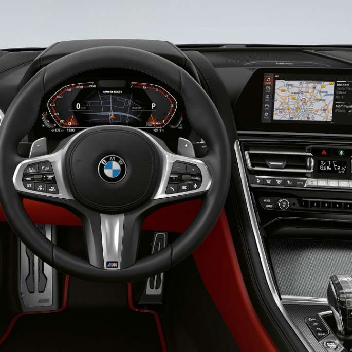 BMW M850i xDrive, v kovinskem odtenku Carbon Black, kokpit z usnjenim volanom M. BMW M850i xDrive, v kovinskem odtenku Carbon Black, kokpit z usnjenim volanom M.