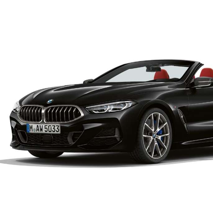 BMW M850i xDrive, karbonska črna kovinska, tričetrtinski pogled od spredaj. BMW M850i xDrive, karbonska črna kovinska, tričetrtinski pogled od spredaj.