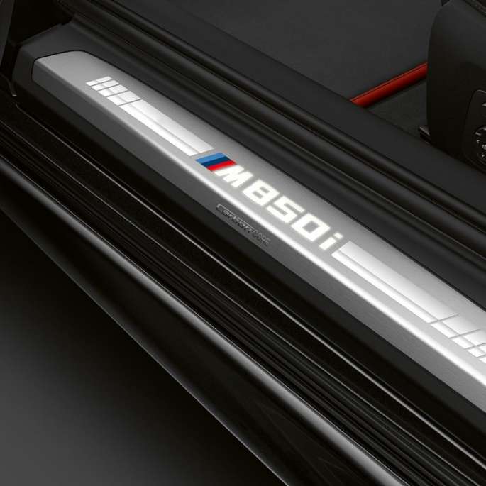 BMW M850i xDrive v kovinskem odtenku Carbon Black, vstopne letve. BMW M850i xDrive v kovinskem odtenku Carbon Black, vstopne letve.
