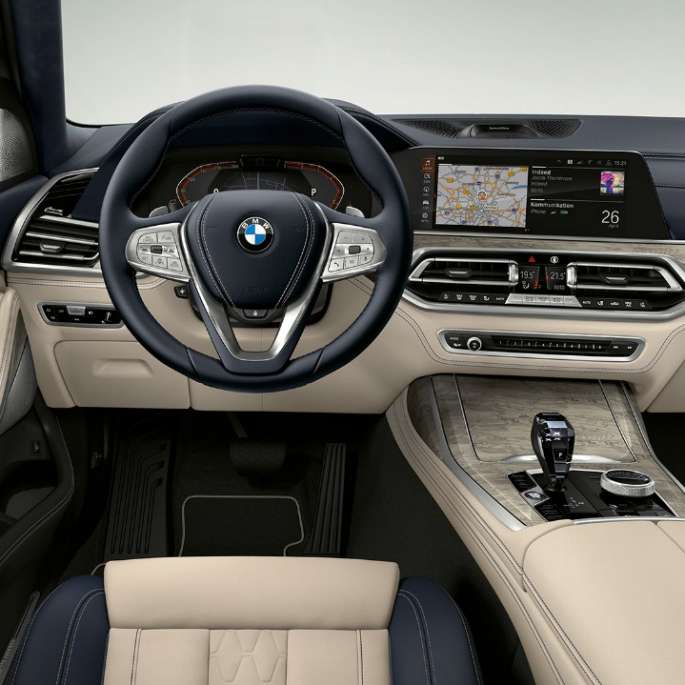 BMW X7, kokpit Design Pure Excellence Posnetek kokpita od blizu na voznikovi strani v BMW X7 z opremo Design Pure Excellence