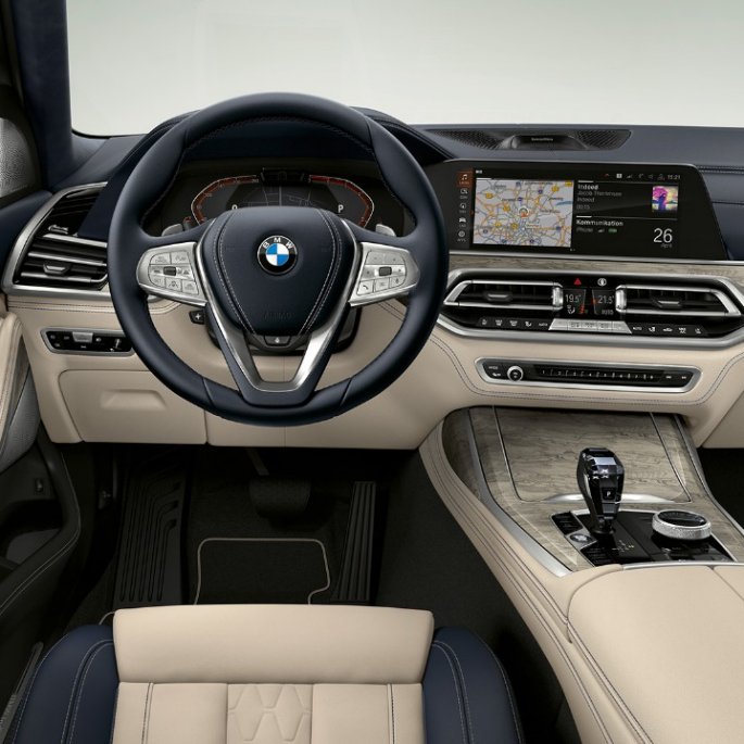 BMW X7, kokpit Design Pure Excellence Posnetek kokpita od blizu na voznikovi strani v BMW X7 z opremo Design Pure Excellence