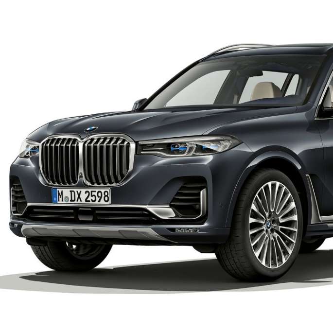 BMW X7 Design Pure Excellence Studijski posnetek BMW X7 v tričetrtinskem pogledu od spredaj z Design Pure Excellence
