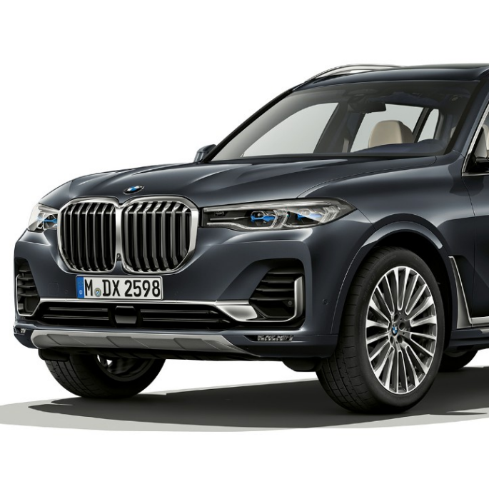 BMW X7 Design Pure Excellence Studijski posnetek BMW X7 v tričetrtinskem pogledu od spredaj z Design Pure Excellence