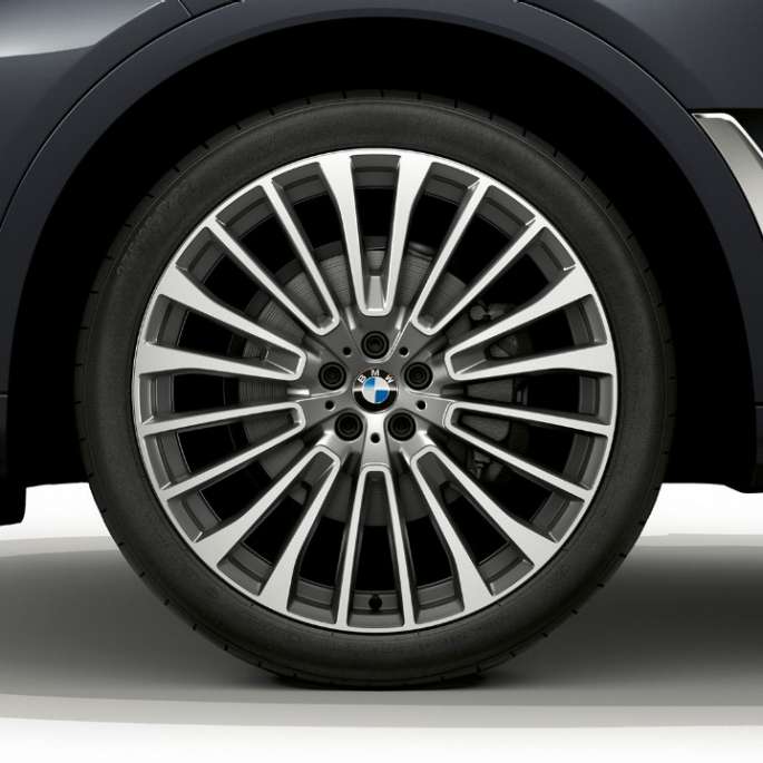 BMW X7, aluminijasto platišče Design Pure Excellence Posnetek aluminijastega platišča od blizu pri BMW X7 z opremo Design Pure Excellence