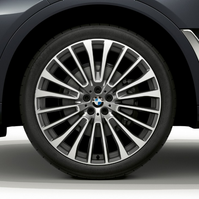 BMW X7, aluminijasto platišče Design Pure Excellence Posnetek aluminijastega platišča od blizu pri BMW X7 z opremo Design Pure Excellence