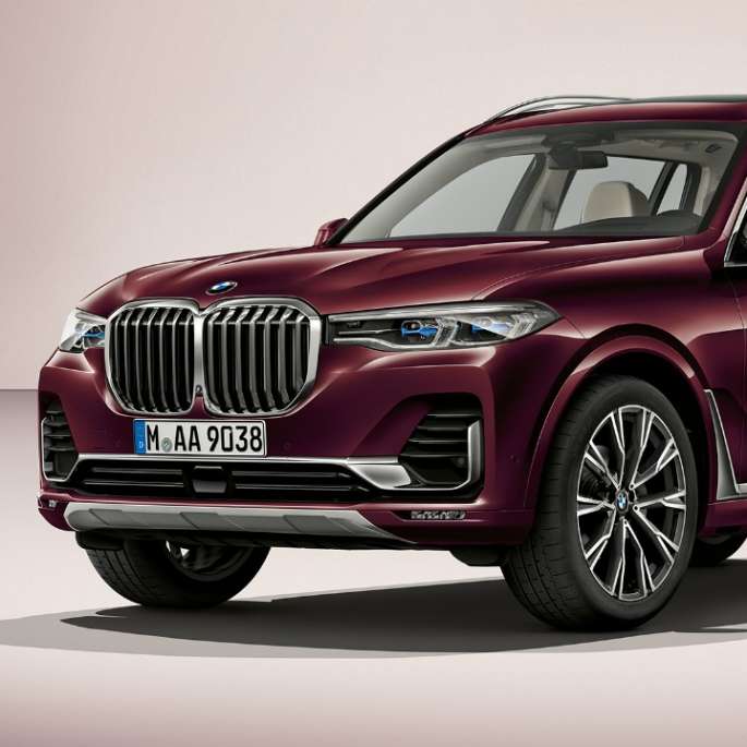 BMW X7 s paketom M Sport Studijski posnetek BMW X7 v tričetrtinskem pogledu s paketom M Sport