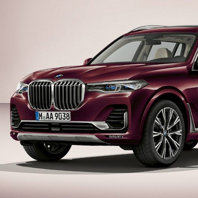 BMW X7 s paketom M Sport Studijski posnetek BMW X7 v tričetrtinskem pogledu s paketom M Sport