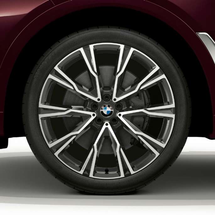 BMW X7, aluminijasto platišče paketa M Sport Posnetek aluminijastega platišča od blizu pri BMW X7 z opremo paketa M Sport