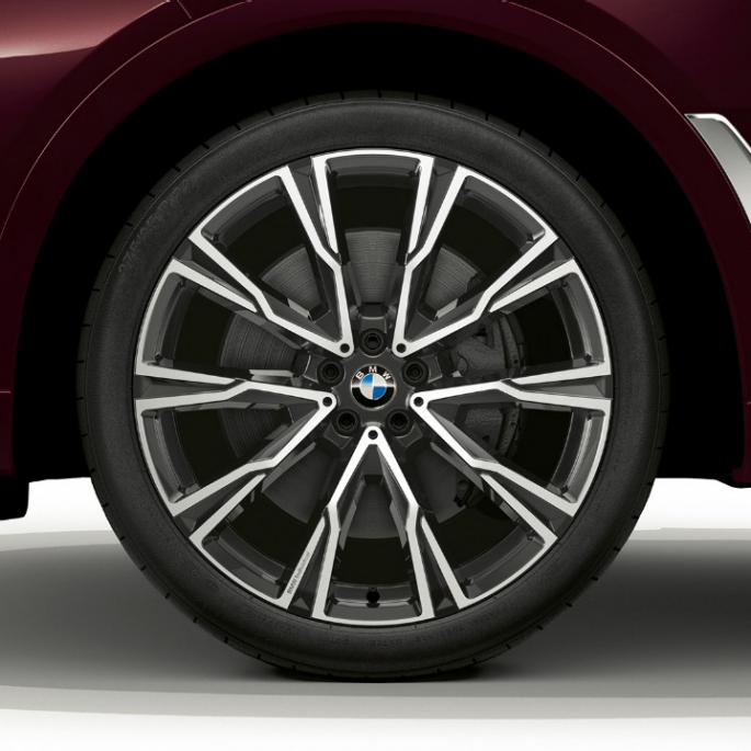 BMW X7, aluminijasto platišče paketa M Sport Posnetek aluminijastega platišča od blizu pri BMW X7 z opremo paketa M Sport